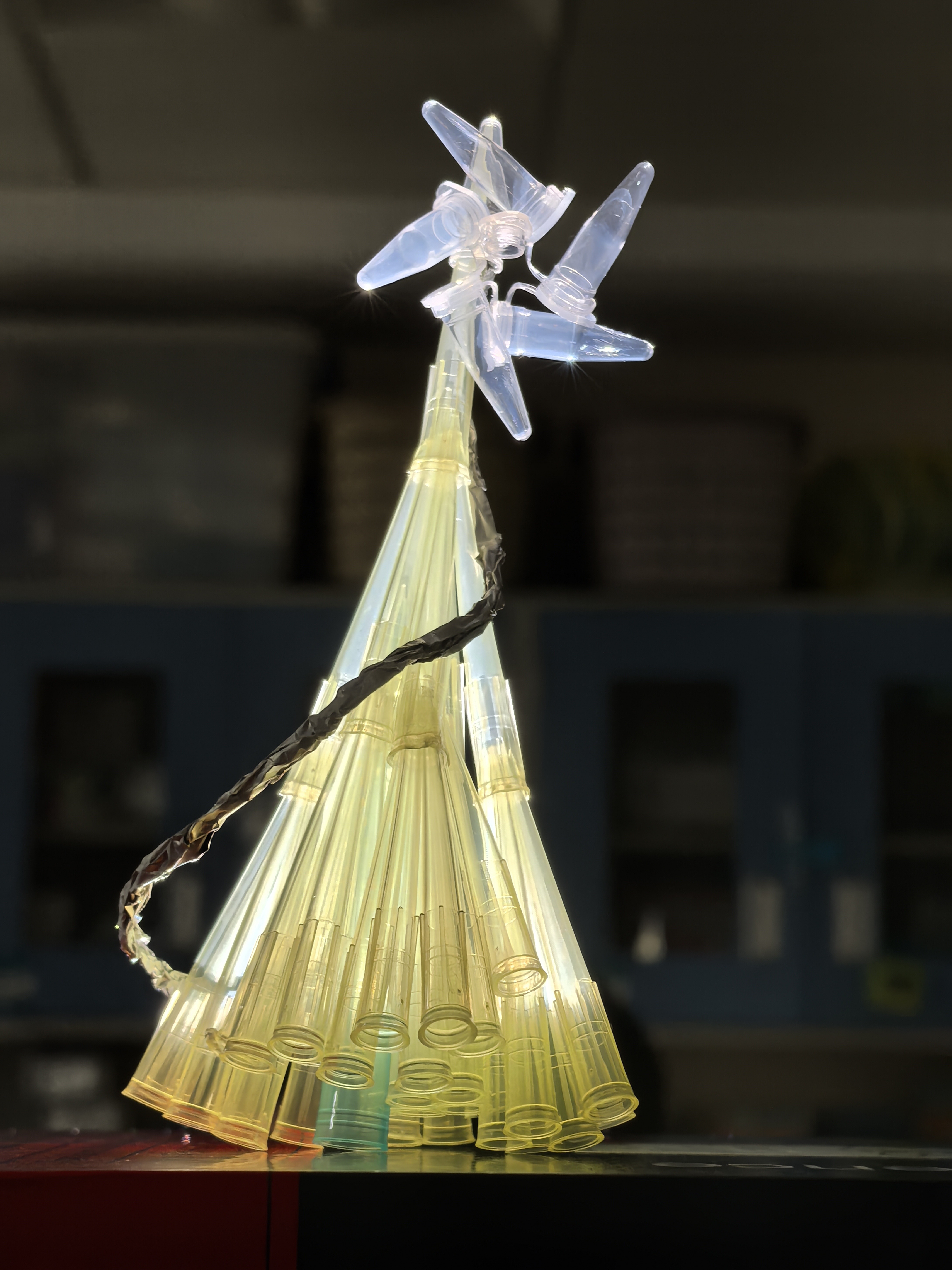 枪头做的2025圣诞树